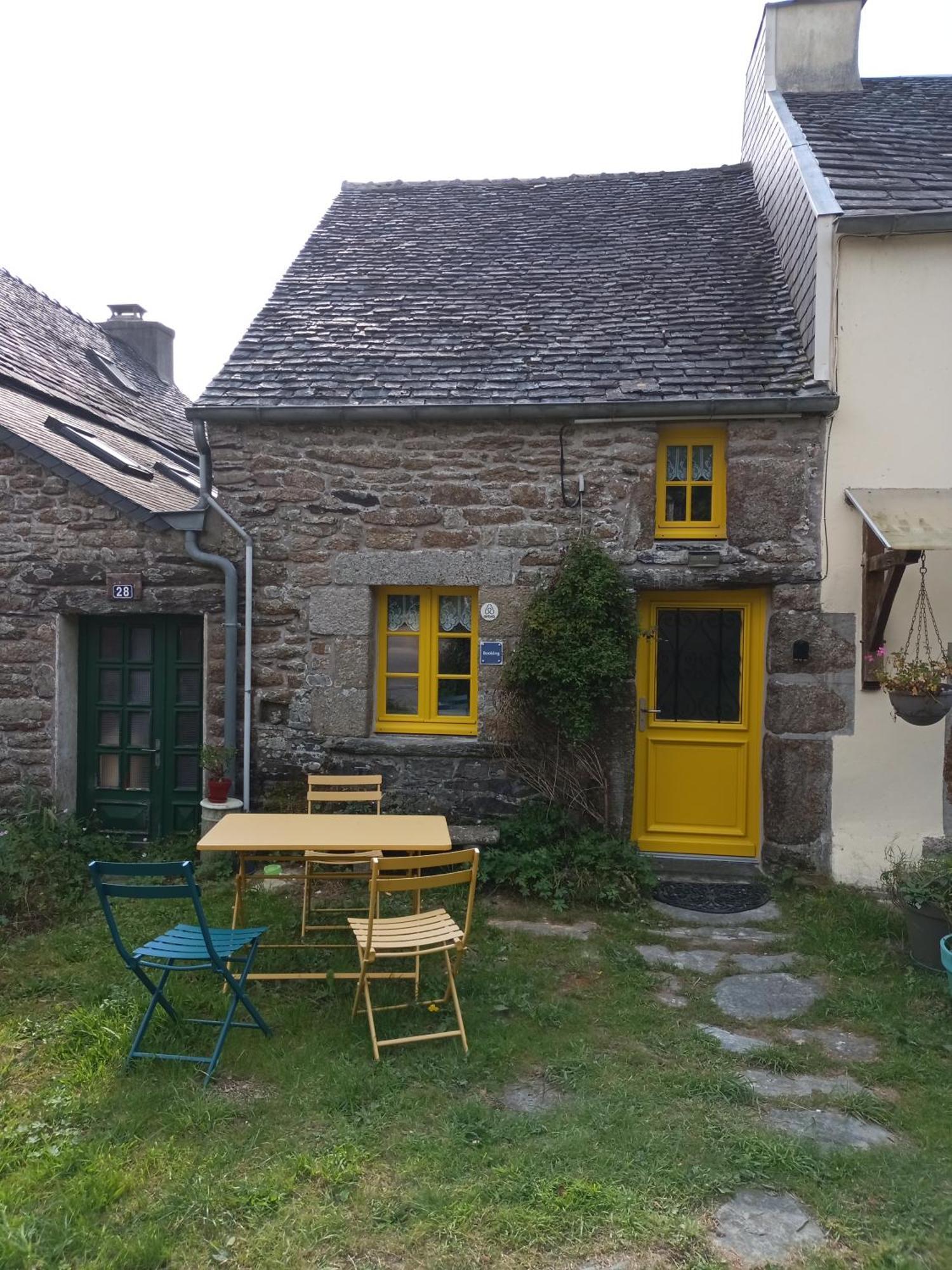 La Maison De Poupee Berrien Екстер'єр фото